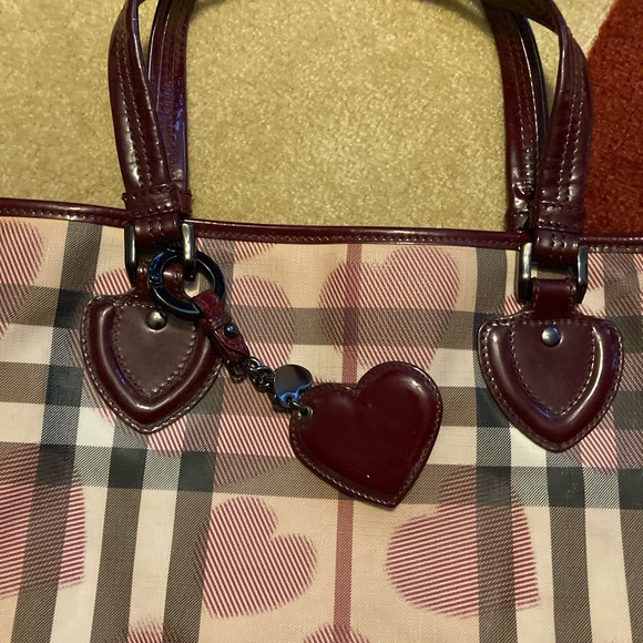 💯 Authentic red Burberry Hearts limited edition. - Picture 3 of 11